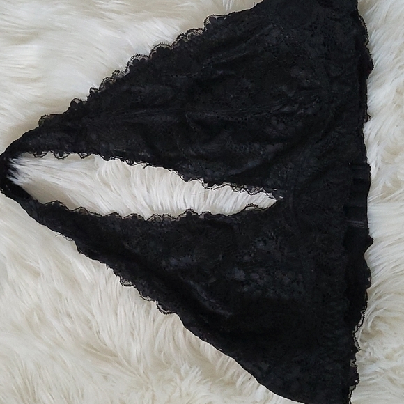 Sheer black lace bralette with adjustable hook and eye closure - Picture 2 of 11